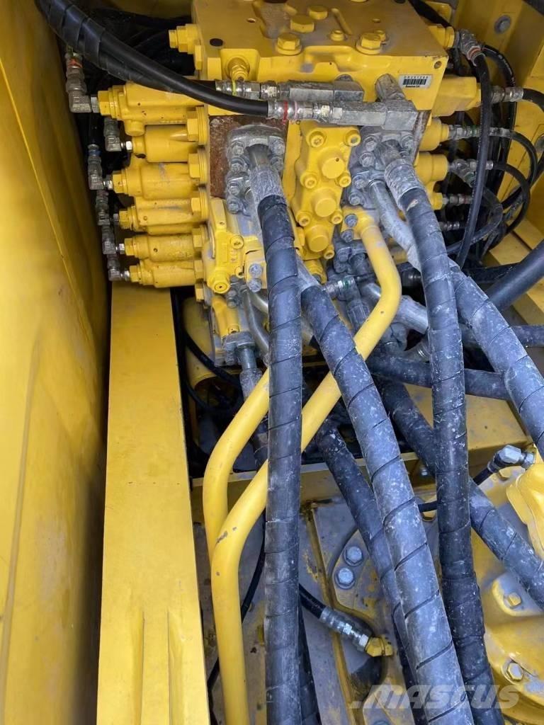 Komatsu 240LC-8 حفارات زحافة