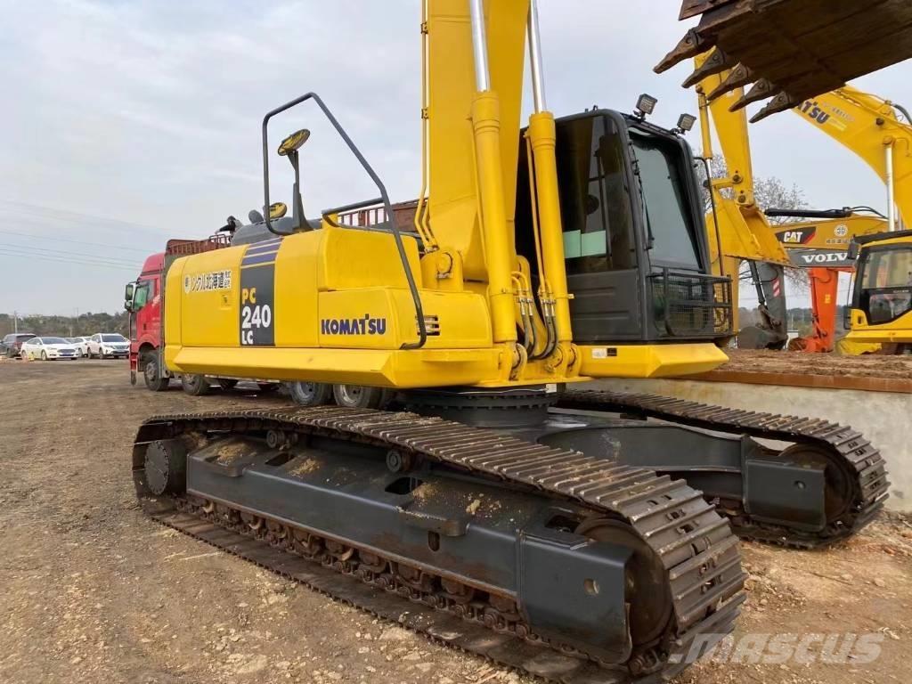Komatsu 240LC-8 حفارات زحافة
