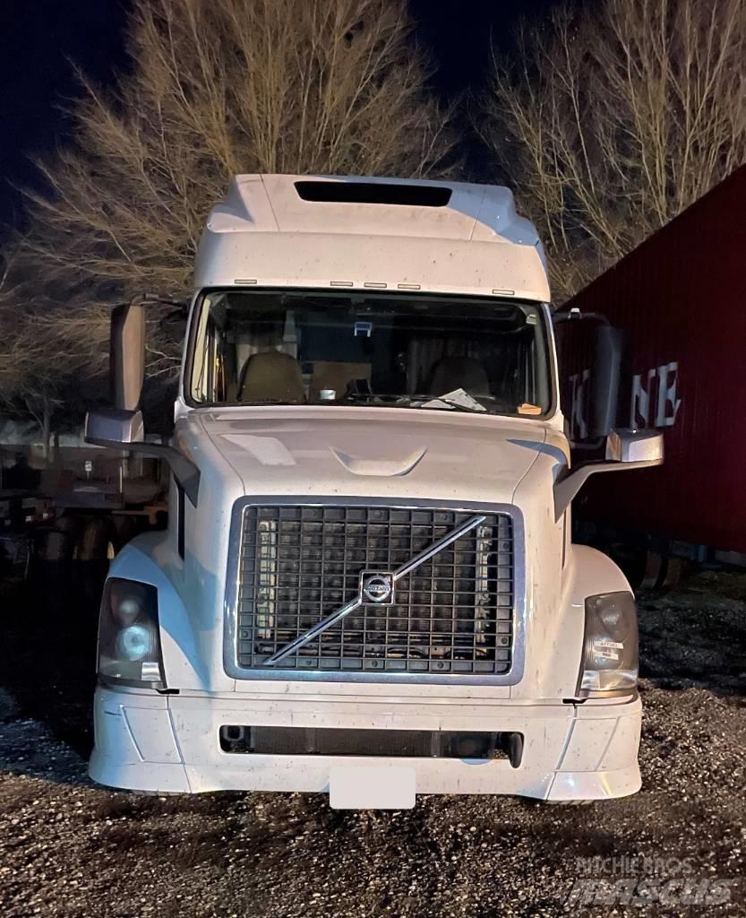 Volvo VNL 42 670 وحدات الجر