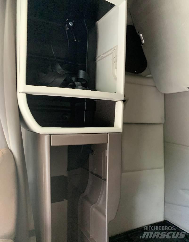Volvo VNL 42 670 وحدات الجر