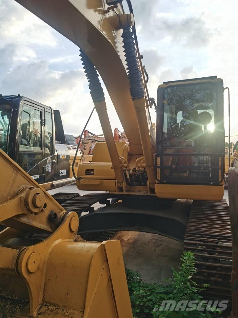 Komatsu PC 220-7 حفارات زحافة