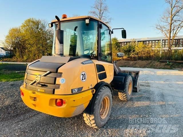 Volvo L25FZ لوادر انزلاقية التوجيه
