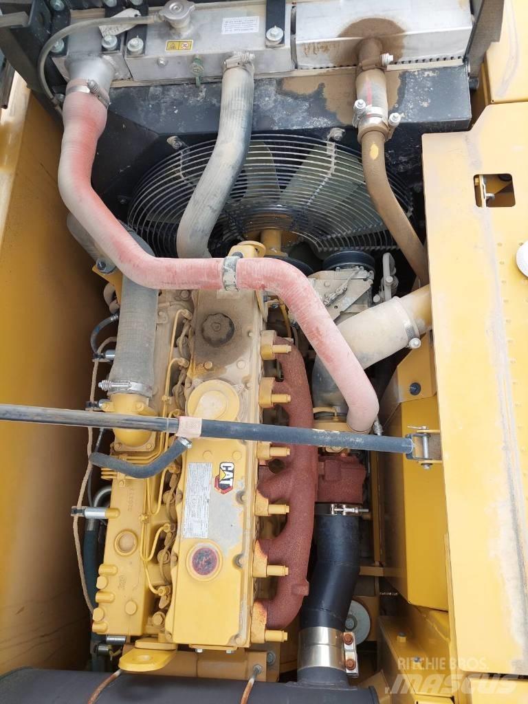 CAT 323D3 حفارات زحافة