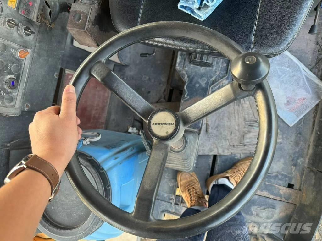 Dynapac CC422 مداحل ثنائية الاسطوانة