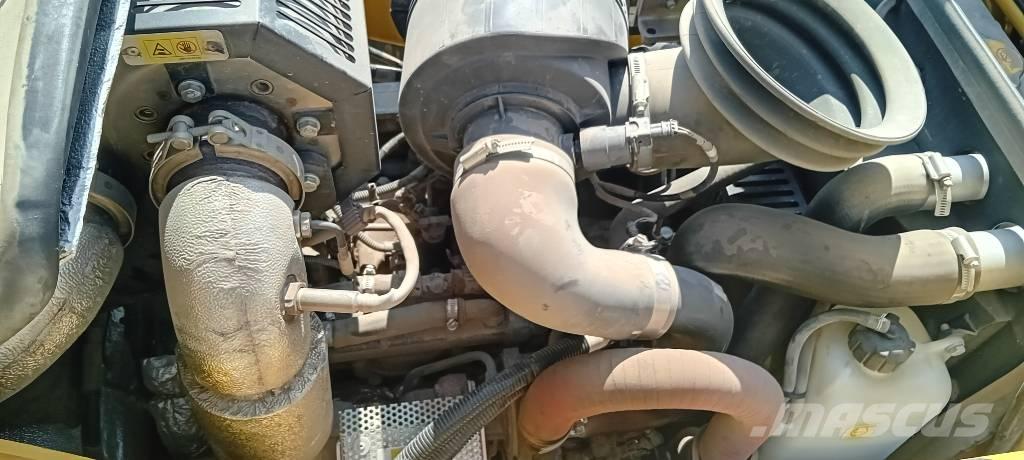 Komatsu WB 93 S-8 لوادر ذات جرافات عكسية