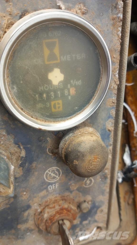 CAT 953 لوادر زحافة