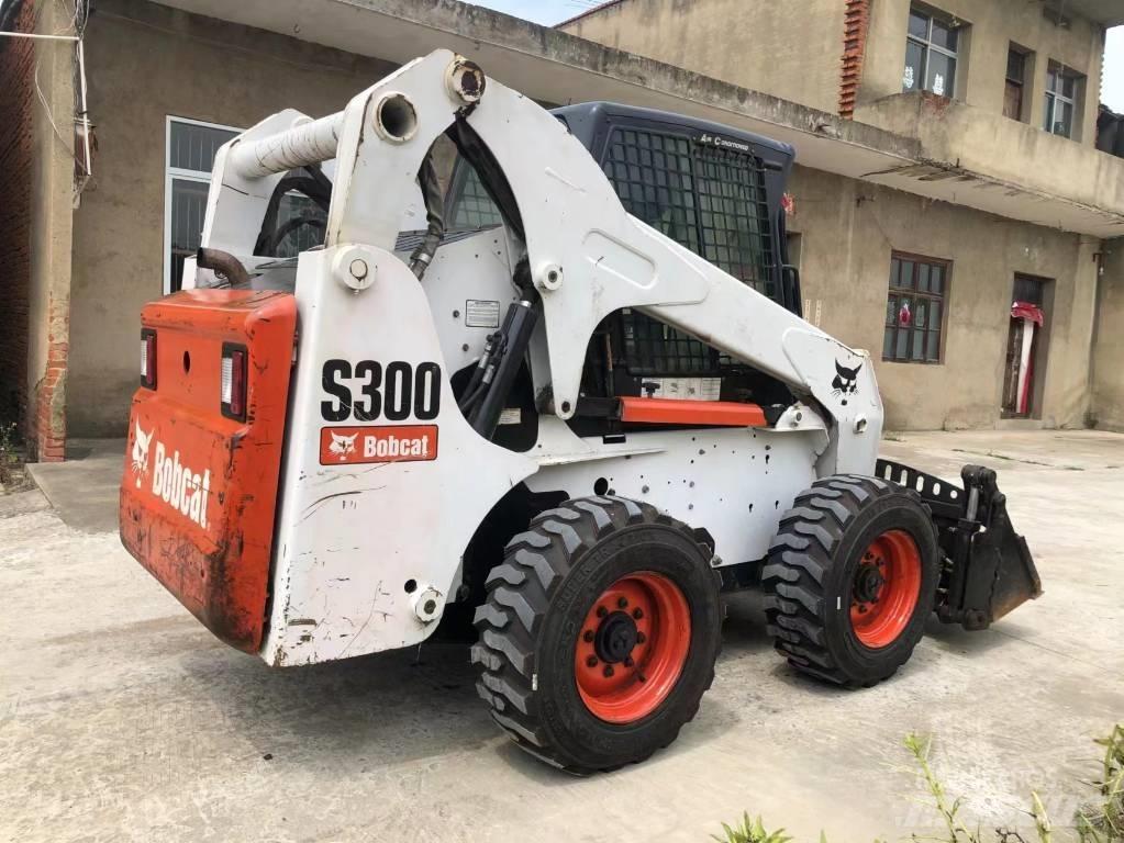 Bobcat S 300 لوادر انزلاقية التوجيه