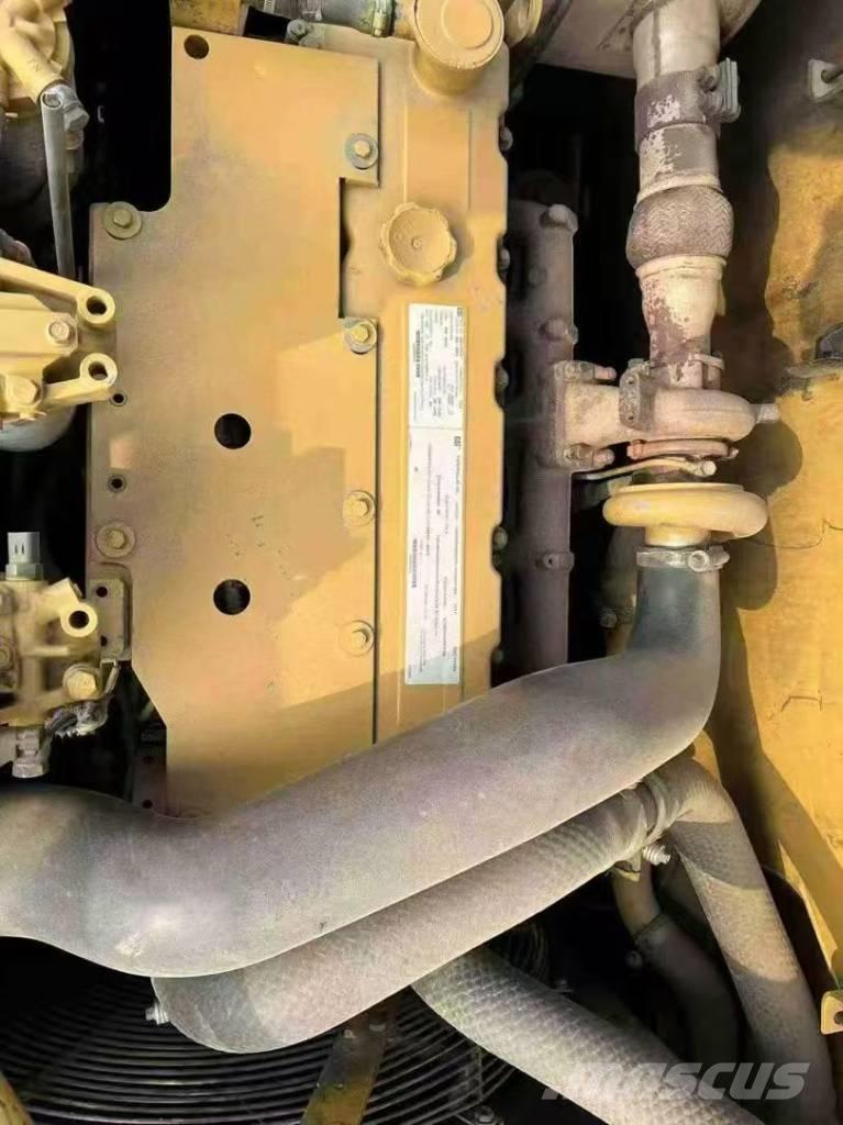 CAT 320 D L حفارات زحافة