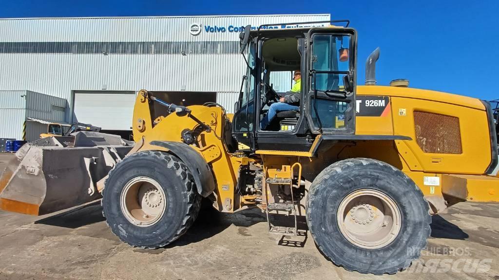 CAT 926M لوادر بعجل