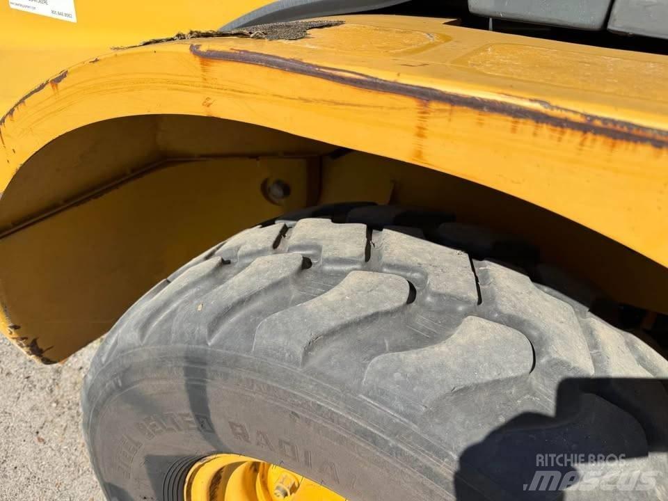 John Deere 244 J لوادر بعجل