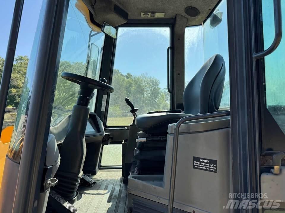 John Deere 244 J لوادر بعجل