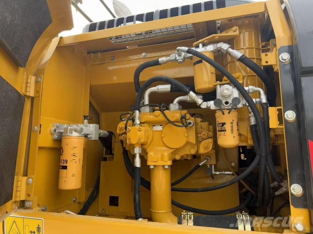CAT 330 D حفارات زحافة