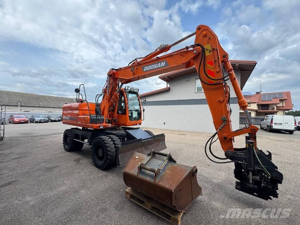 Doosan DX 140 W حفارات بعجل