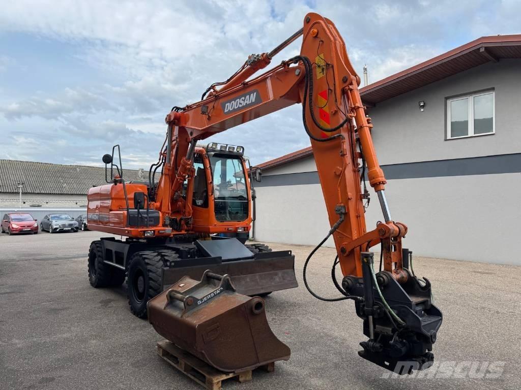 Doosan DX 140 W حفارات بعجل