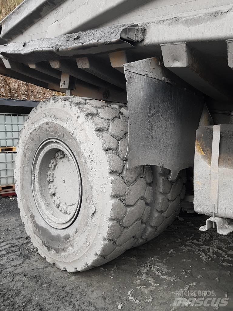 Komatsu HD 465-5 شاحنات المخلفات الصلبة