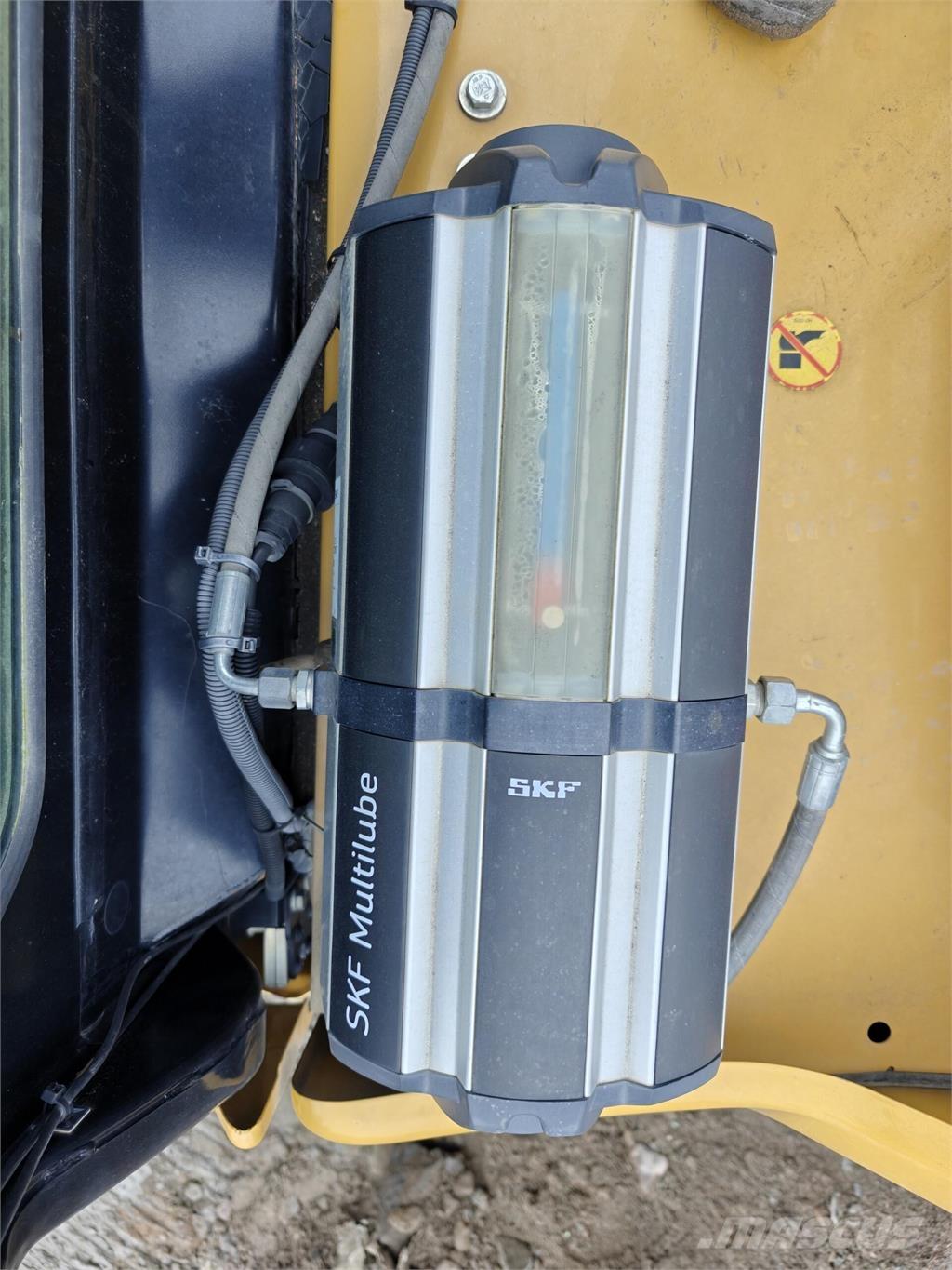 CAT 323 حفارات زحافة