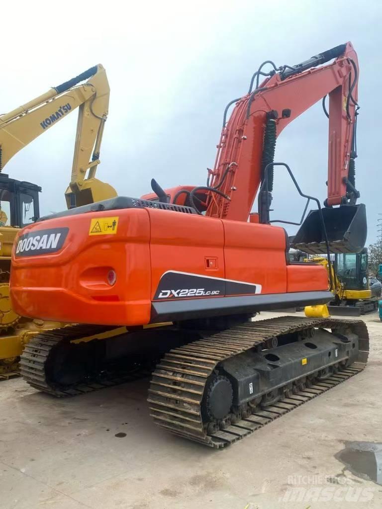 Doosan DX 225 LC حفارات زحافة