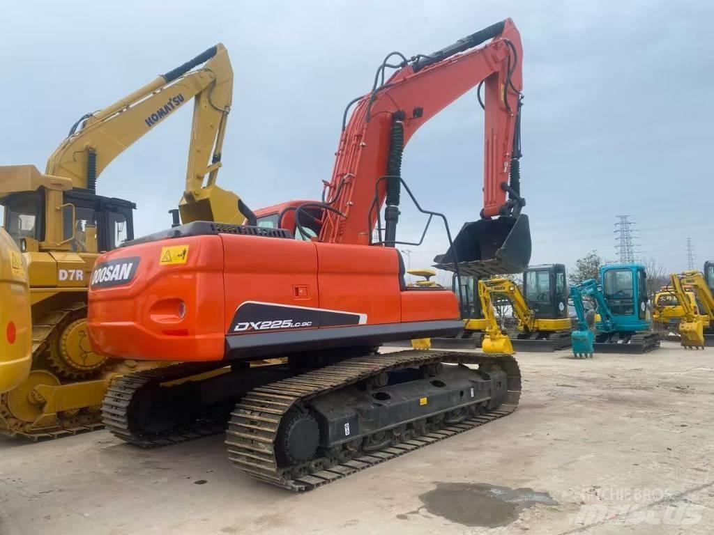 Doosan DX 225 LC حفارات زحافة