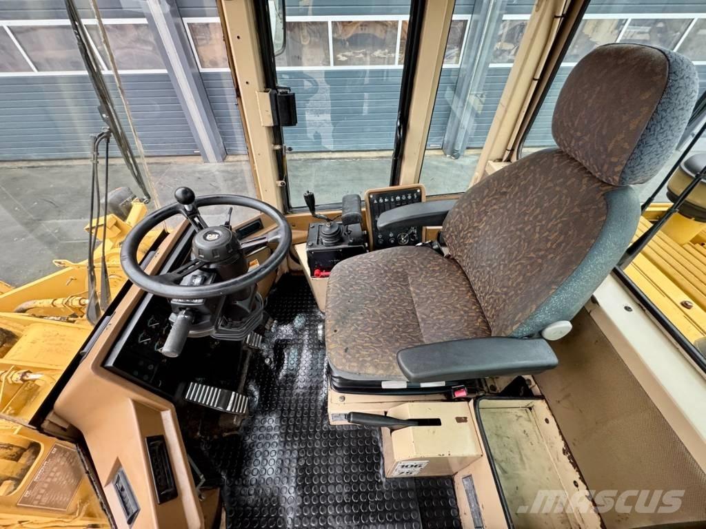 CAT 924 F لوادر بعجل