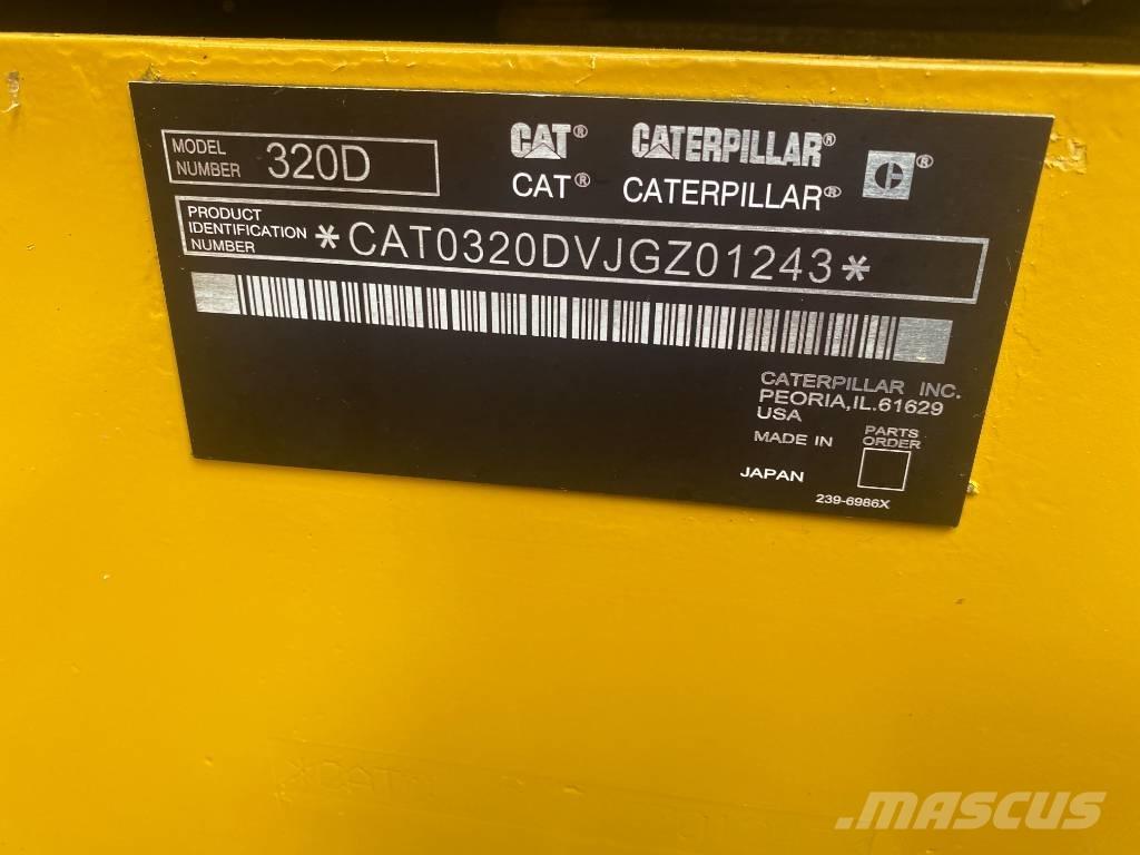 CAT 320 D حفارات زحافة