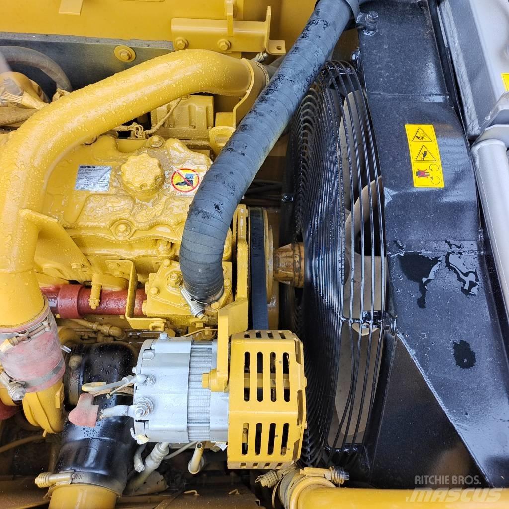 CAT 320 D حفارات زحافة