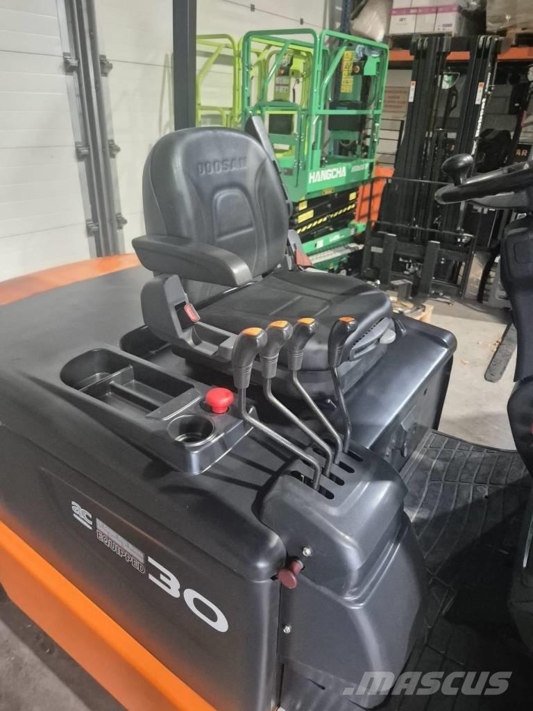 Doosan B 30 X-5 شاحنات ذات رافعات شوكية تعمل بالكهرباء