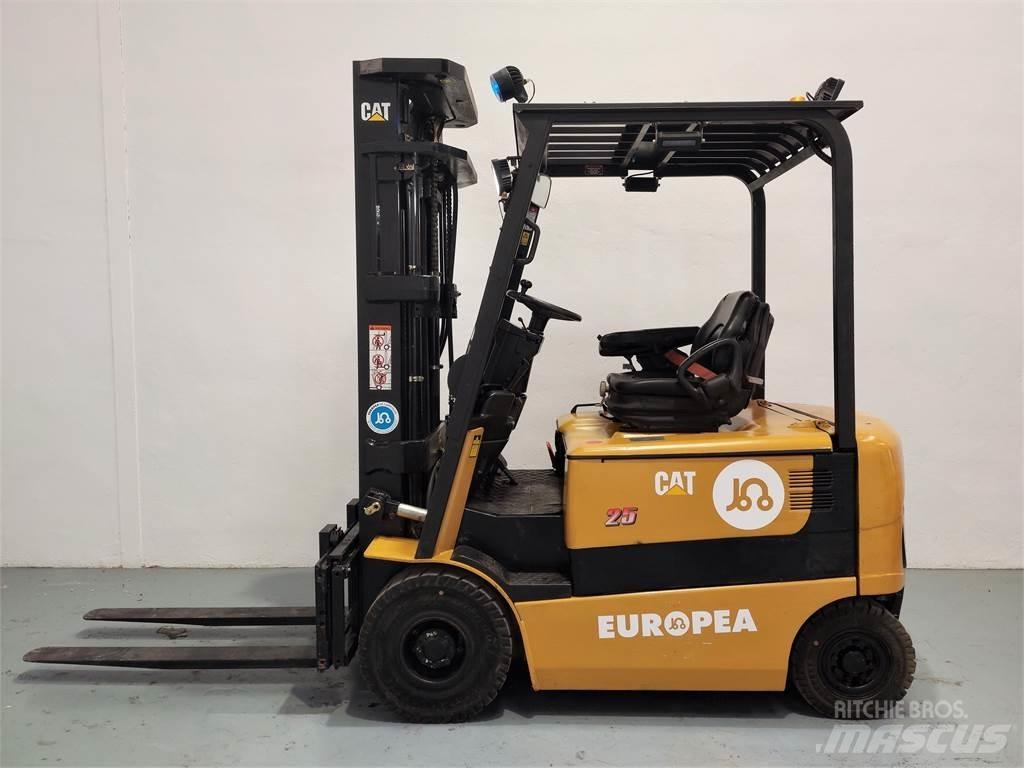 CAT EP25K PAC شاحنات ذات رافعات شوكية تعمل بالكهرباء