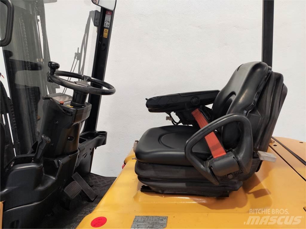 CAT EP25K PAC شاحنات ذات رافعات شوكية تعمل بالكهرباء