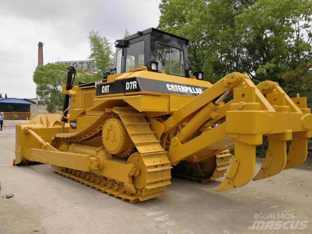 CAT D 7 R بلدوزرات مجنزرة