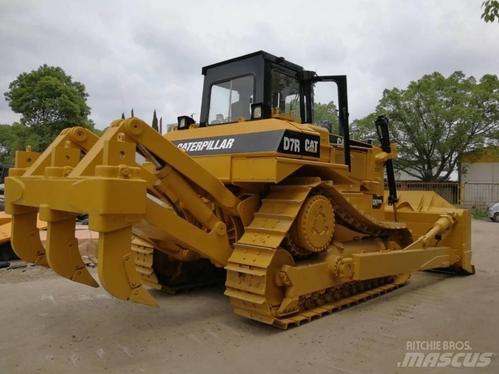 CAT D 7 R بلدوزرات مجنزرة