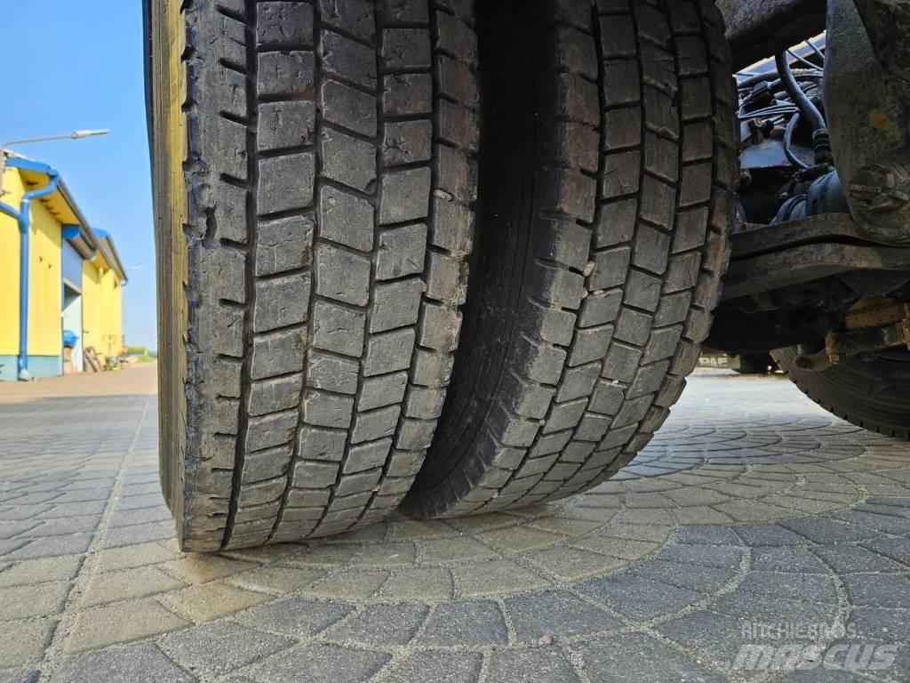 Scania 94 D 310 شاحنات بمقصورة وهيكل