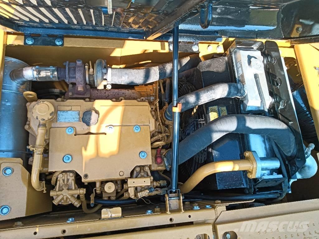 CAT 313 حفارات زحافة