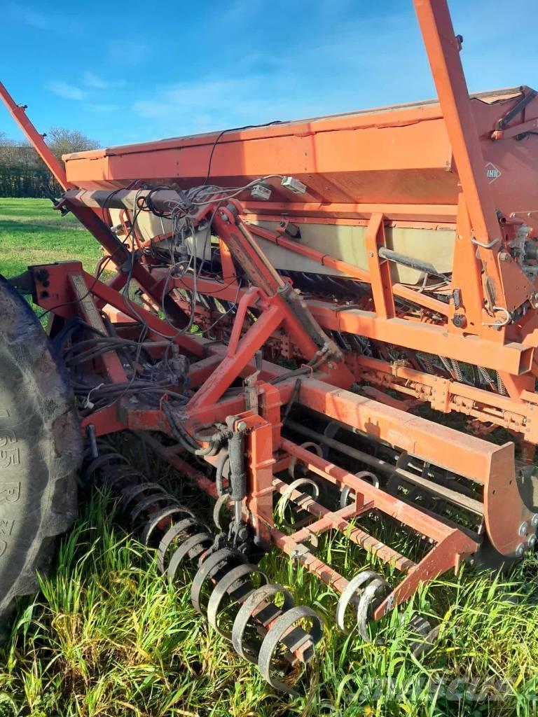 Kuhn Integra 4000 مثاقيب مدمجة