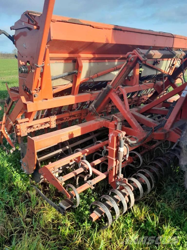 Kuhn Integra 4000 مثاقيب مدمجة
