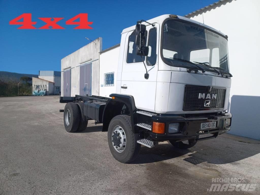 MAN 18.232 AF 4X4 شاحنات بمقصورة وهيكل