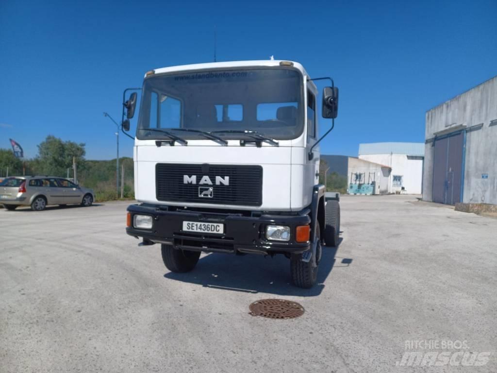 MAN 18.232 AF 4X4 شاحنات بمقصورة وهيكل