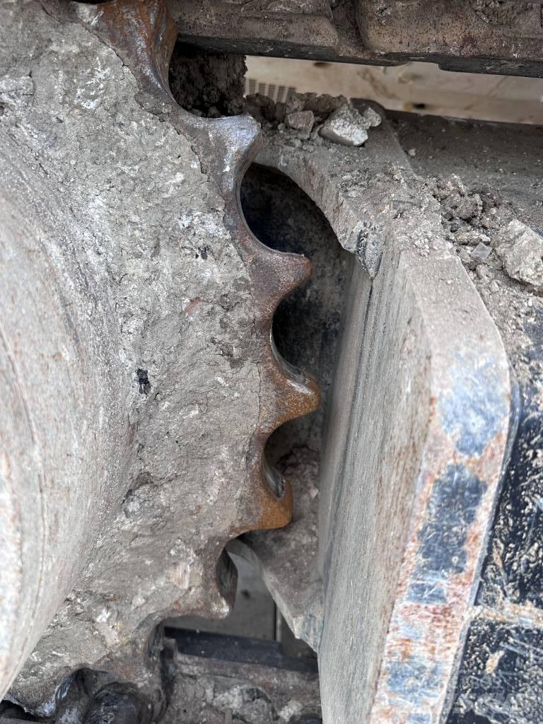 CAT 323 حفارات زحافة