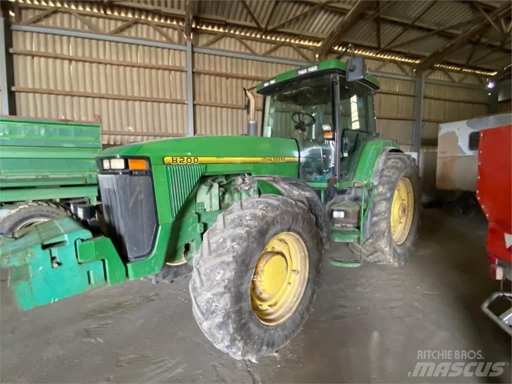 John Deere 8200 الجرارات