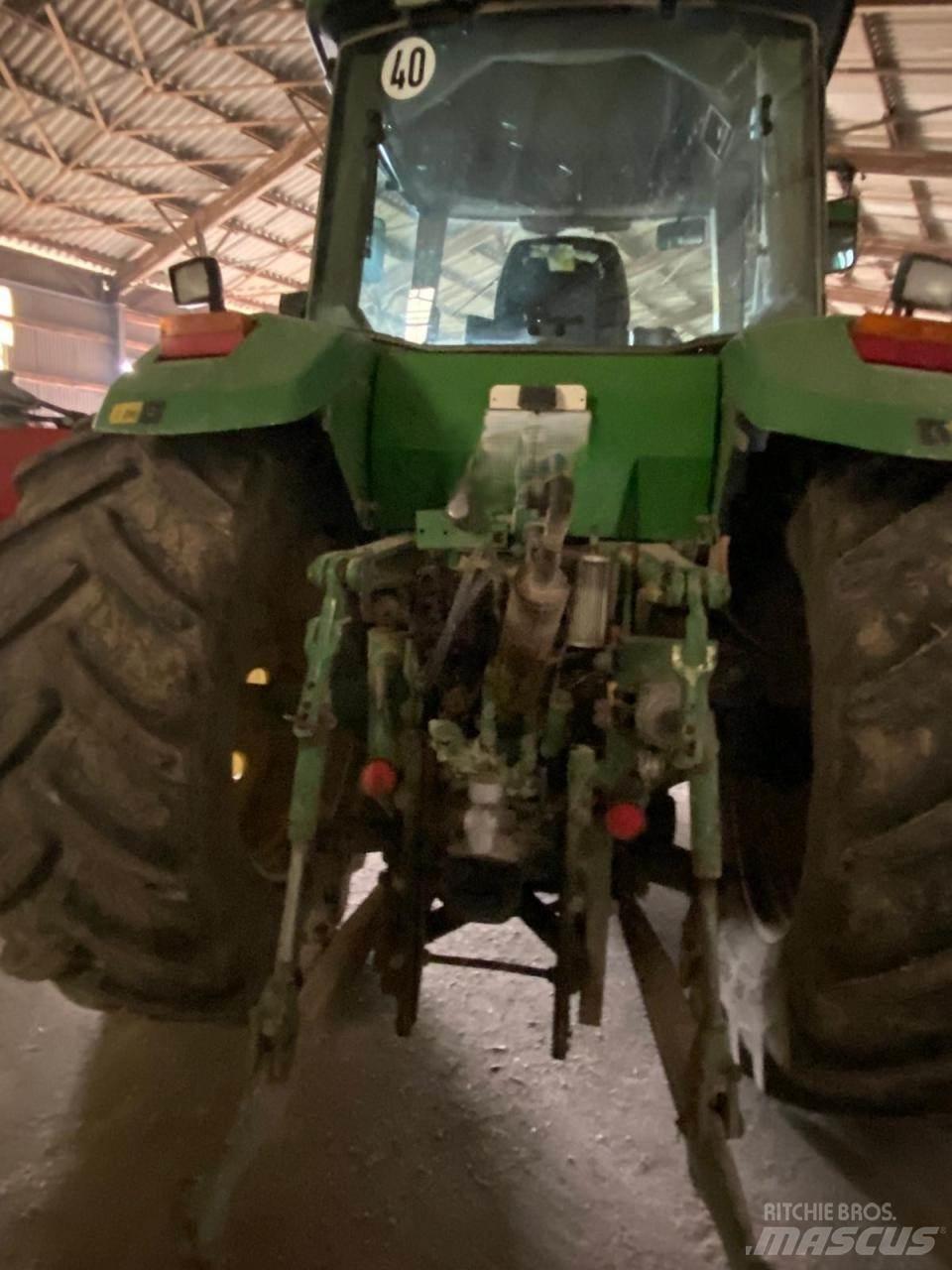John Deere 8200 الجرارات