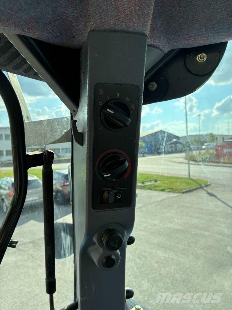 New Holland TS 130 A الجرارات