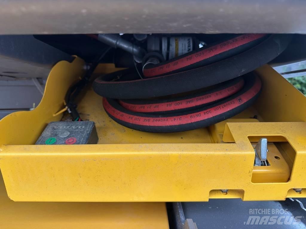 Volvo EWR 150 E حفارات بعجل