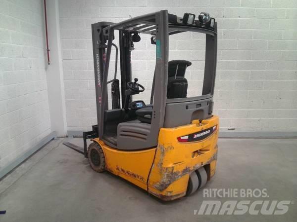 Jungheinrich EFG 215 شاحنات ذات رافعات شوكية تعمل بالكهرباء