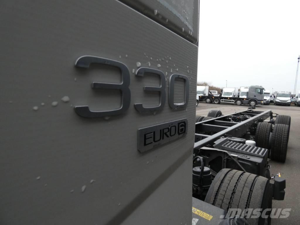 Volvo FM 330 شاحنات بمقصورة وهيكل