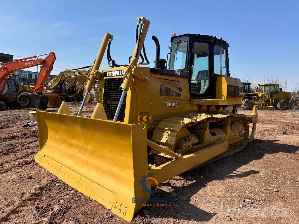 CAT D 6 G بلدوزرات مجنزرة