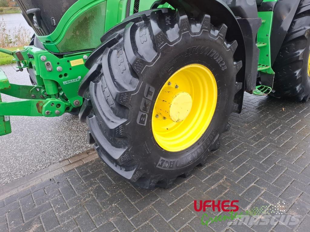 John Deere 6215 R الجرارات