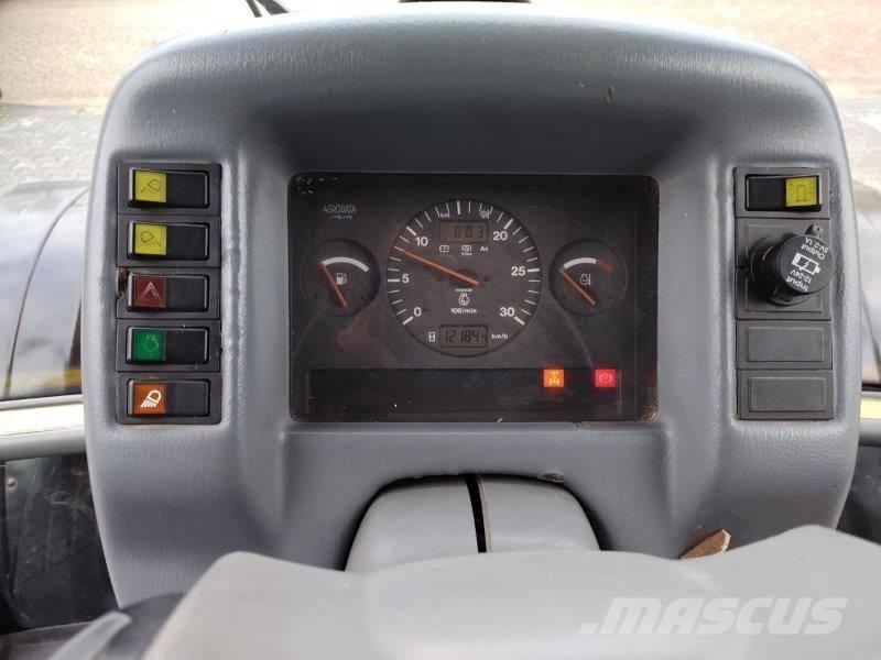 Valtra 6850 الجرارات