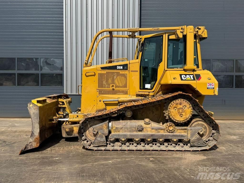 CAT D6N بلدوزرات مجنزرة
