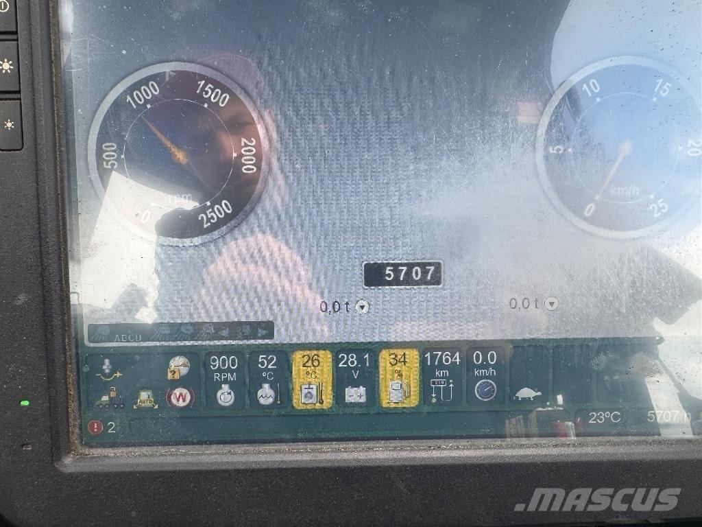 John Deere 810 E شاحنات