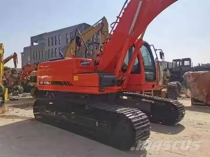 Doosan DX 225 LC حفارات زحافة