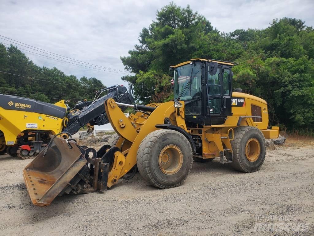CAT 926M لوادر بعجل